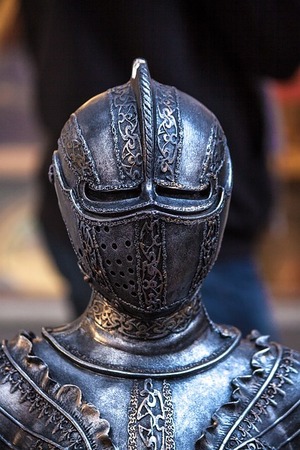 In this scene, a knight wearing iron armor is eagerly looking forward.